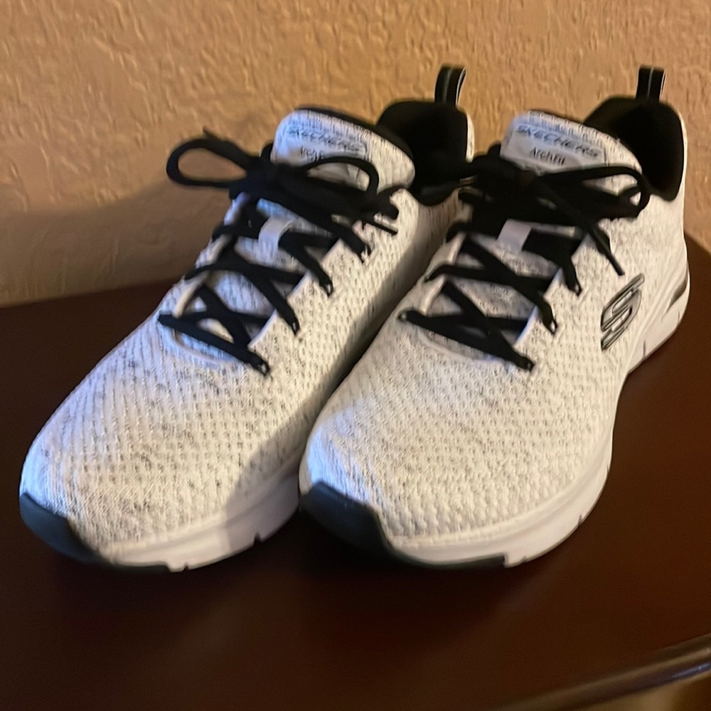 Skechers archfit women’s size 9 sneakers
